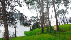 A grassy area with trees and a white building. - Modern Apartment for 2-4, 400m from Beach, Terrace, Parking, Quiet Area (Sarzeau)