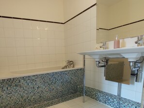 Bathtub - 1 Bedroom Bed & breakfast in Saint-Affrique-les-Montagnes (Saint-Affrique-les-Montagnes)