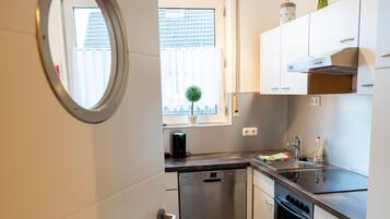 Een koelkast, een magnetron, een oven, een vaatwasser