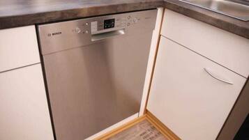 Geladeira, micro-ondas, fogão, lava-louças