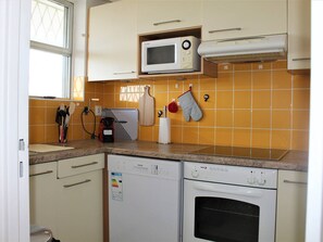 Fridge, microwave, oven, dishwasher - Quiet, air-conditioned, well-equipped studio with sea view terrace - Sleeps 2 (Villeneuve-Loubet)