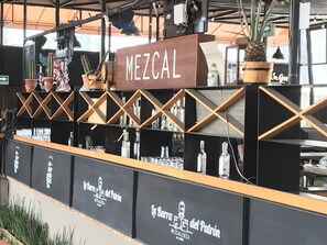 3 bars/lounges