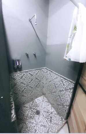 Caja fuerte, espacio para trabajar con un portátil, ropa de cama