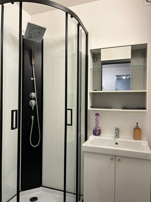 Douche, serviettes fournies, savon, papier toilette