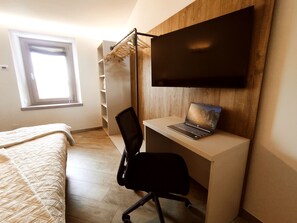 4 Schlafzimmer, Schreibtisch, Bügeleisen/Bügelbrett, kostenloses WLAN