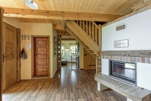 Chalet Keluarga, beberapa kamar, tepi gunung (Rustic House With Lovely View) | Interior
