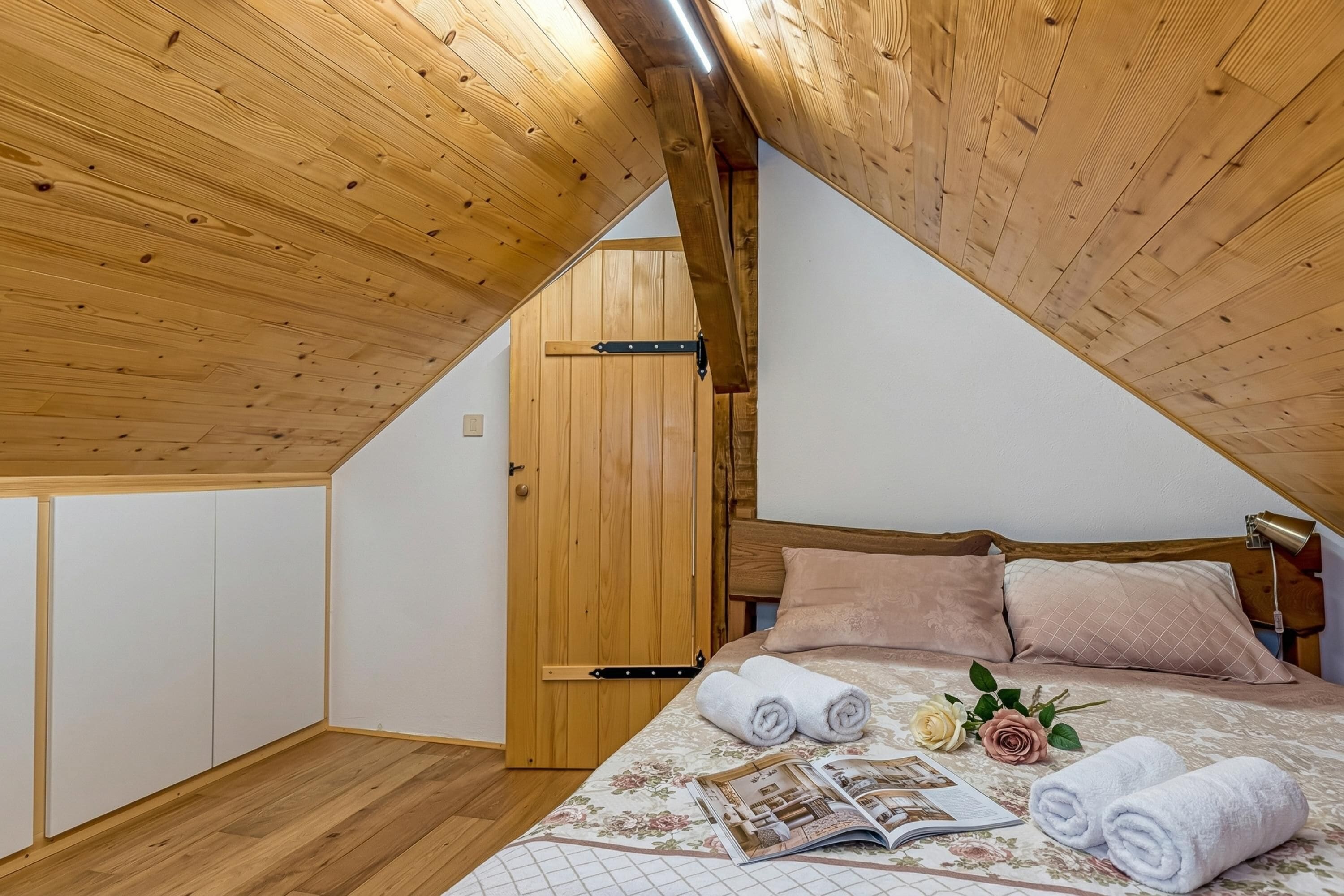Family Chalet, Multiple Bedrooms, Mountainside (Rustic House With Lovely View)