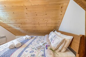 Chalet familiar, varias habitaciones, junto a la montaña (Rustic House With Lovely View) | 3 dormitorios, espacio para trabajar con un portátil, wifi gratis
