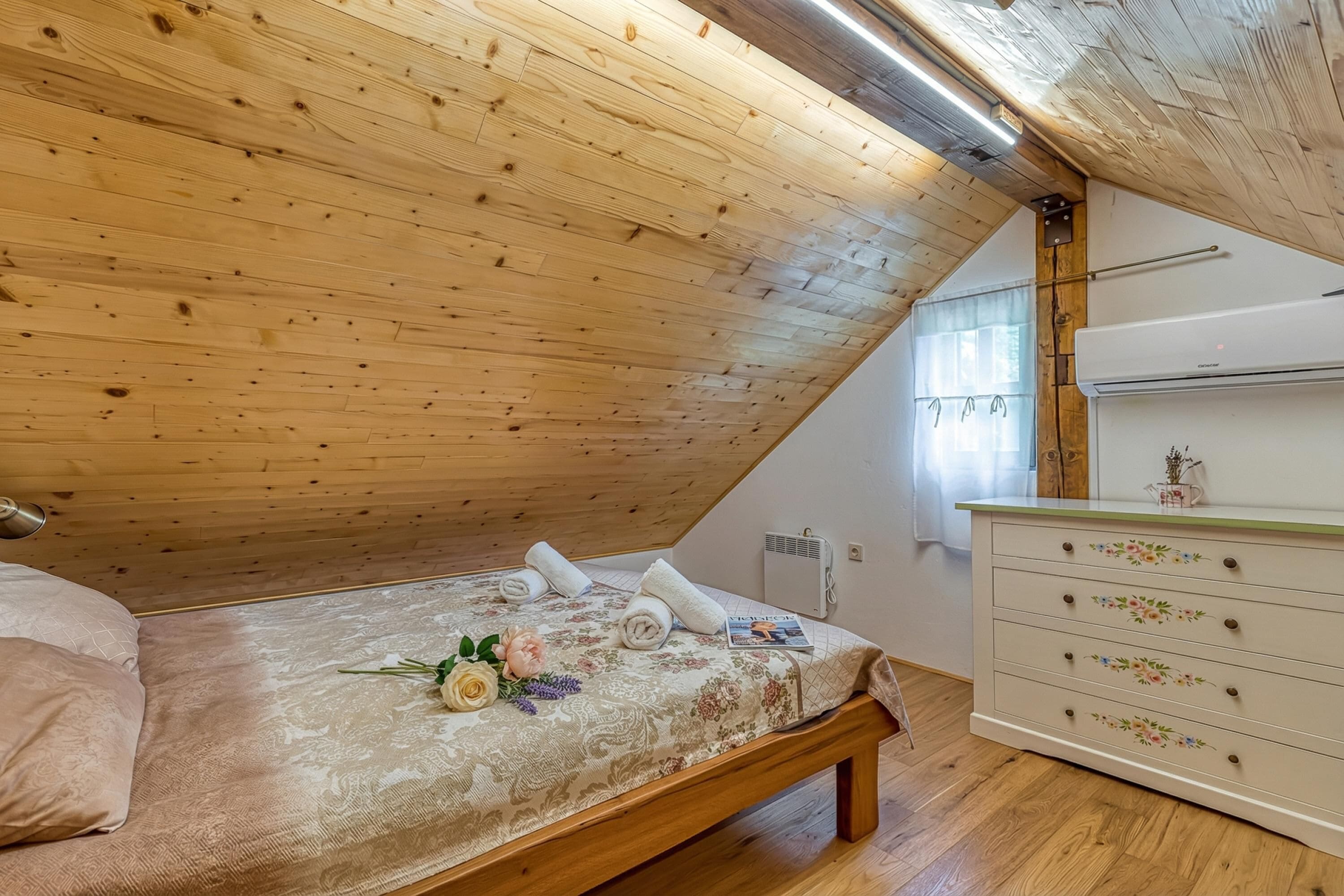 Family Chalet, Multiple Bedrooms, Mountainside (Rustic House With Lovely View)