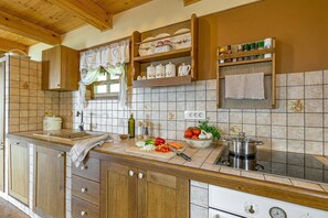 Chalet familiar, varias habitaciones, junto a la montaña (Rustic House With Lovely View) | Cocina privada | Frigorífico, horno, placa de cocina y lavavajillas