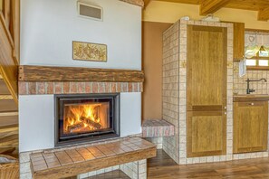 Chalet familial, plusieurs chambres, cÎté montagne (Rustic House With Lovely View) | Foyer