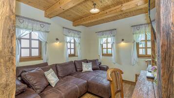 21-tommers fladskærms-tv med digitale kanaler, tv, pejs