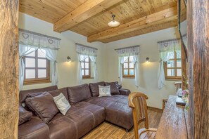 21-Zoll-Flachbildfernseher mit Digitalempfang, Fernseher, Kamin