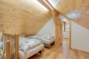 Chalet familiar, varias habitaciones, junto a la montaña (Rustic House With Lovely View) | 3 dormitorios, espacio para trabajar con un portátil, wifi gratis