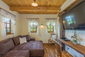 Chalet familiar, varias habitaciones, junto a la montaña (Rustic House With Lovely View) | Zona de estar | Una televisión de pantalla plana, una chimenea, un reproductor estéreo