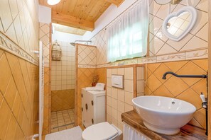 Familienchalet, Mehrere Schlafzimmer, Bergseite (Old House Knezovo With Lovely View) | Badezimmer | Dusche, Haartrockner, Handtücher, Seife