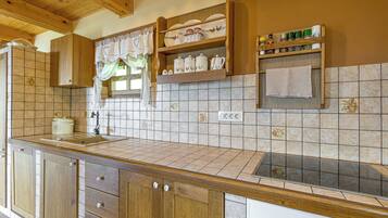 Perhechalet, 3 makuuhuonetta, vuorten lähellä (Old House Knezovo With Lovely View) | Yksityinen keittiö | Jääkaappi, uuni, liesi, astianpesukone