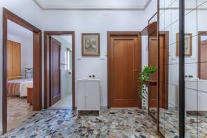 1 bedroom, iron/ironing board, WiFi, bed sheets - GuestHost - 500 mt from Certosa Classic Apartment (Bologna)