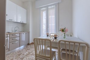 Dining - GuestHost - 500 mt from Certosa Classic Apartment (Bologna)