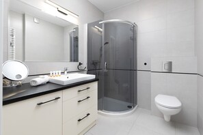 Regadera, secadora de cabello, toallas 