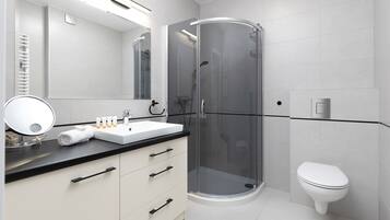 Dusche, Haartrockner, Handtücher, Shampoo