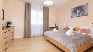 1 dormitorio, escritorio, tabla de planchar con plancha y wifi