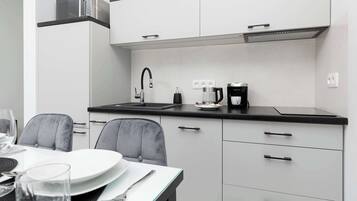 Fridge, microwave, stovetop, dishwasher