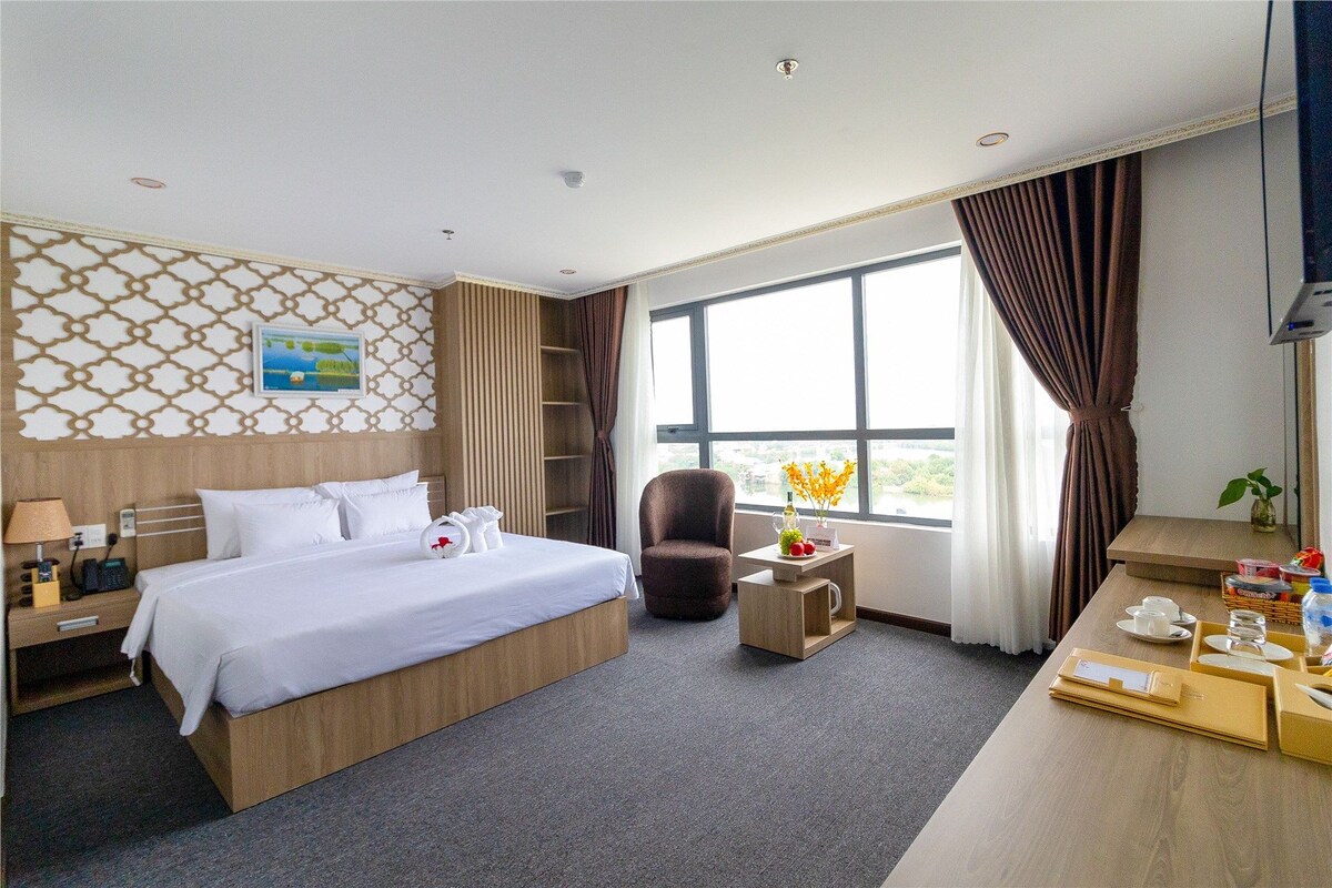 Premium bedding, desk, laptop workspace, free WiFi