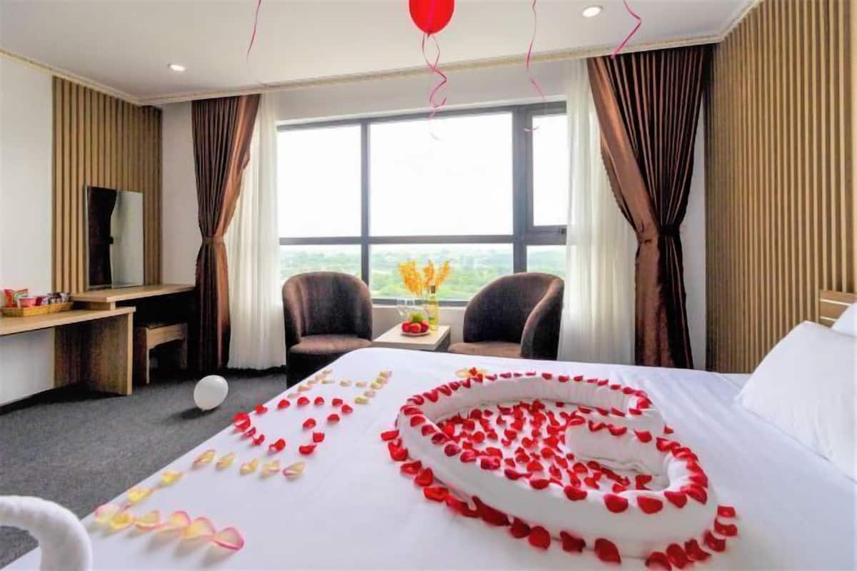 Premium bedding, desk, laptop workspace, free WiFi