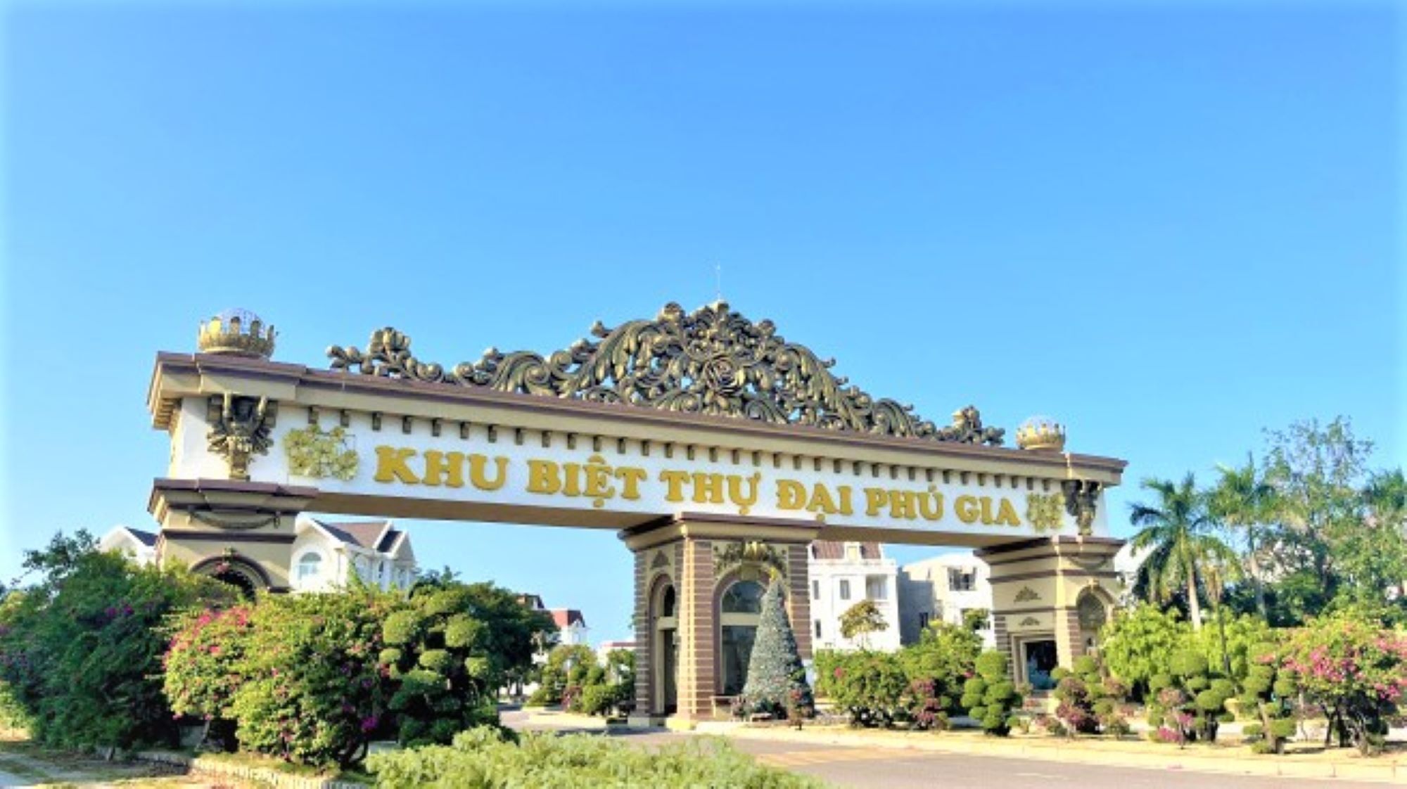 Une entrée imposante, ornée d’une arche richement décorée et d’une enseigne portant l’inscription « KHU BIET THU DAO PHU GIA ».