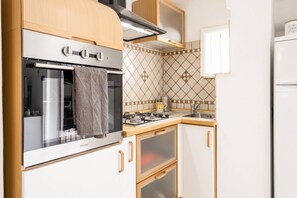 Réfrigérateur, un four, surface de cuisson, cafetiÚre-théiÚre