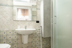 Regadera, secadora de cabello, bidet, toallas 