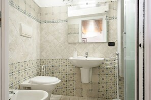 Ducha, secador de pelo, bidet, toallas