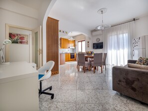 Apartamento panorâmico | Área de estar | Smart TV 40 polegadas com canais digitais, TV
