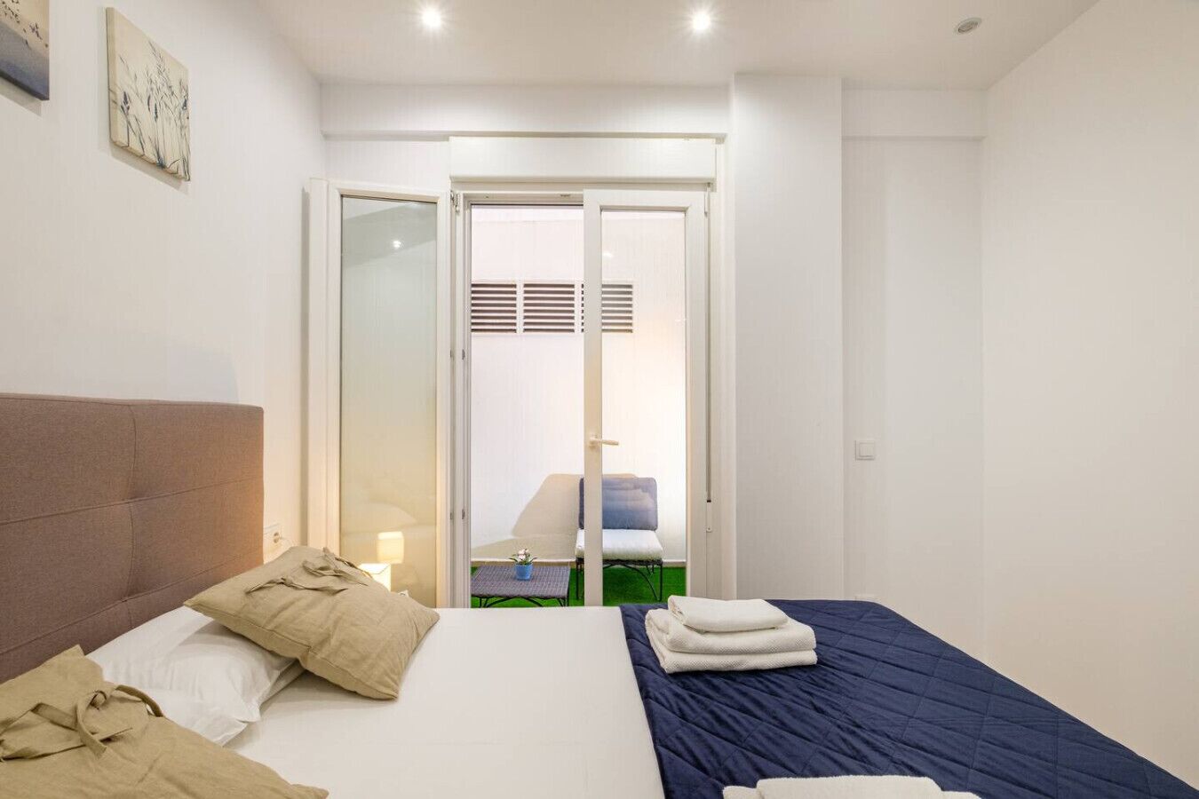 Bureau, fer et planche à repasser, Wi-Fi gratuit, draps fournis