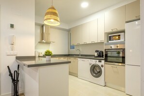 Refrigerador, microondas, horno, placa de cocina