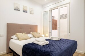 Desk, iron/ironing board, free WiFi, bed sheets - Apartment with Private Open-Air Space (Valencia)