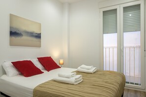 3 slaapkamers, een strijkplank/strijkijzer, gratis wifi, beddengoed