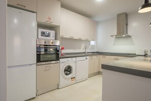 Réfrigérateur, four à micro-ondes, un four, surface de cuisson