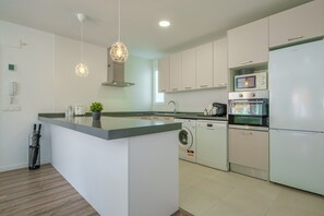 Een koelkast, een microgolfoven, een oven, een kookplaat