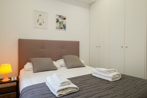 Desk, iron/ironing board, free WiFi, bed sheets - Modern , Stylish & Comfortable Apartment (Valencia)