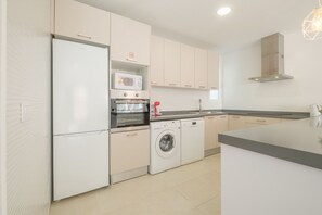 Fridge, microwave, oven, stovetop - Modern , Stylish & Comfortable Apartment (Valencia)