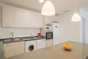 Refrigerador, microondas, horno, placa de cocina