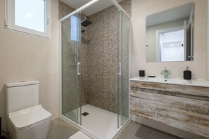 Bañera, secador de pelo y toallas