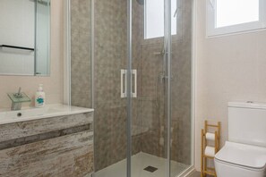 Badewanne, Haartrockner, Handtücher