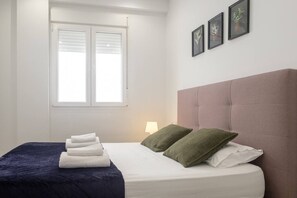 Bureau, fer et planche à repasser, Wi-Fi gratuit, draps fournis