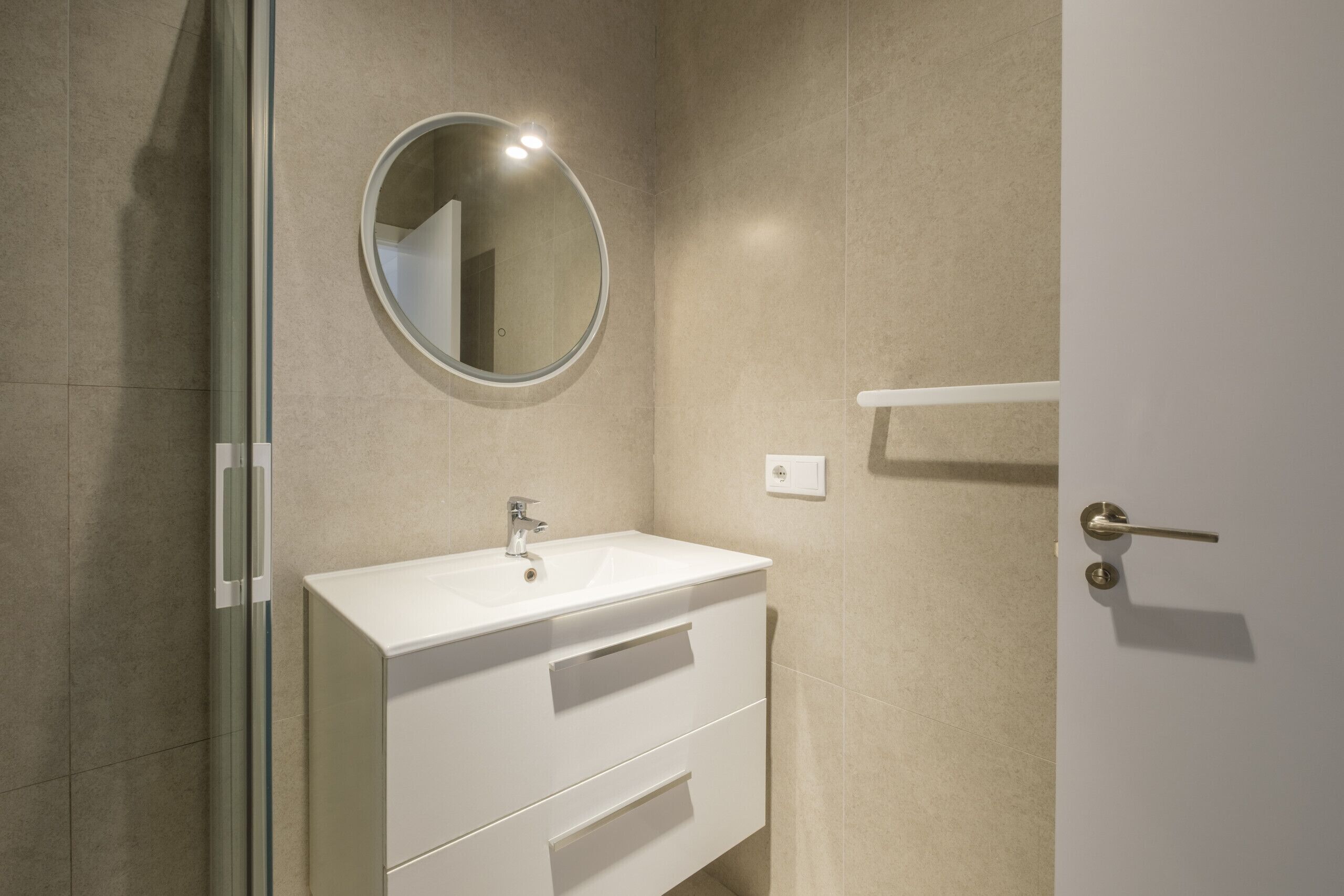 Een douche, een haardroger, handdoeken