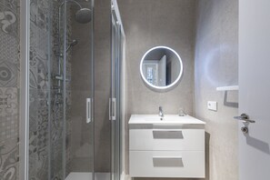 Een douche, een haardroger, handdoeken