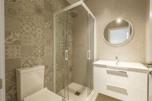 Chuveiro, secador de cabelo, toalhas de banho