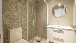 A bathroom with a glass-enclosed shower, a toilet, and a sink with a mirror. - ≼ Clean & Cozy Room close to City Centre ≽ (Valencia)